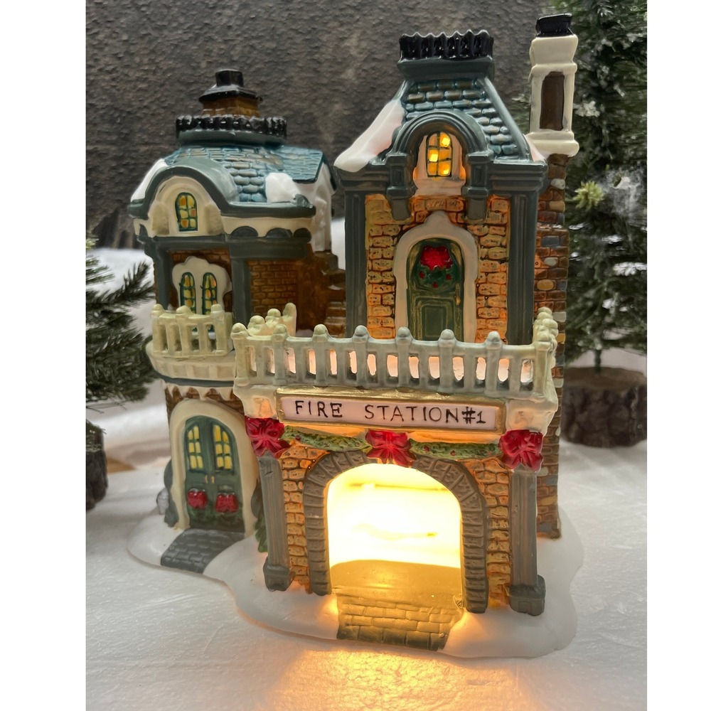 Carole Towne Collection 2003 FIRE STATION #1 Christmas Village Light Up Building